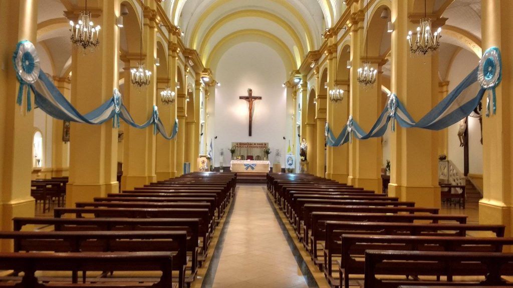 interior de la parroquia nuestra señora del carmen de villa urquiza
