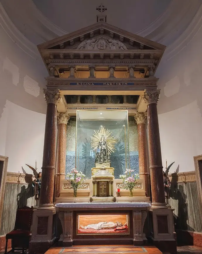 La Reina de los Mártires en el altar
