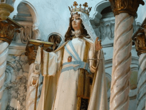 imagen de la virgen capitana con la banda argentina el baston entregado por Belgrano en agradecimiento por haber intercedido en la victoria de la batalla de tucuman