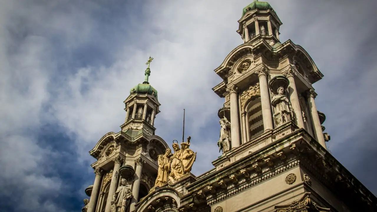 frontis con torres y grupo escultorico en la basilica de san francisco de asis en buenos aires