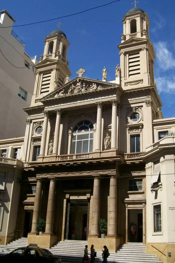 vista del frontispicio de la basilica san nicolas de bari obra del binomio Carlos Massa Cardenal Copello
