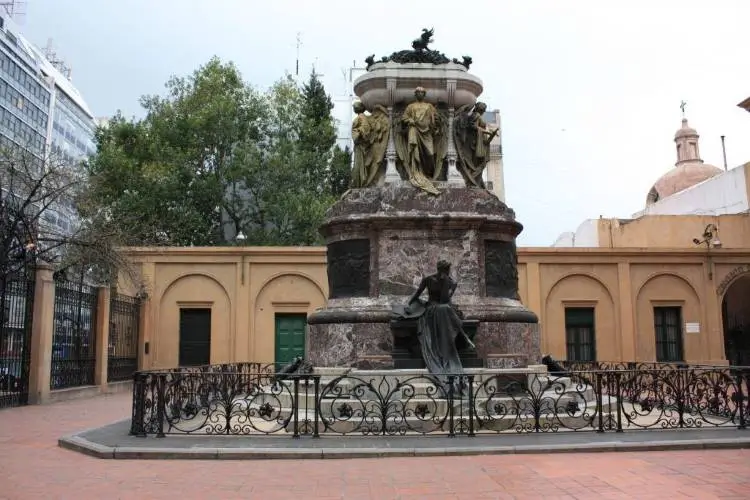 La imagen muestra el Mausoleo del General Manuel Belgrano, ubicado en el atrio de la Basílica Nuestra Señora del Rosario y Convento de Santo Domingo, en Buenos Aires. 