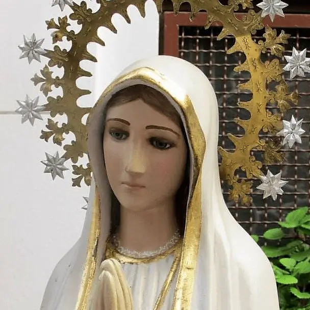 La imagen muestra una estatua de Nuestra Señora de Fátima. Esta advocación de la Virgen María es muy conocida en el mundo católico. 