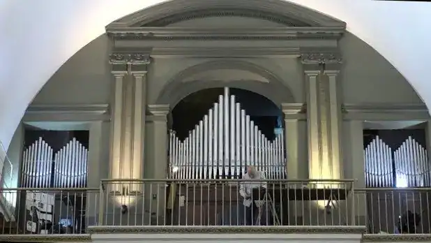foto de la vista de los tubos del organo de san juan evangelista en la boca