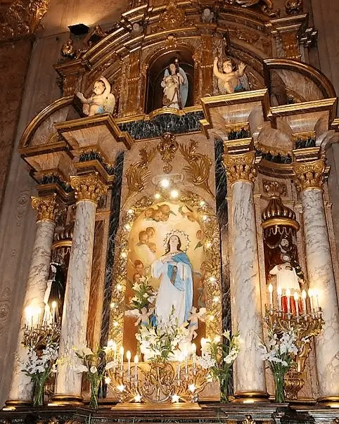 La imagen muestra el altar de la Basílica de San José de Flores en Buenos Aires. 