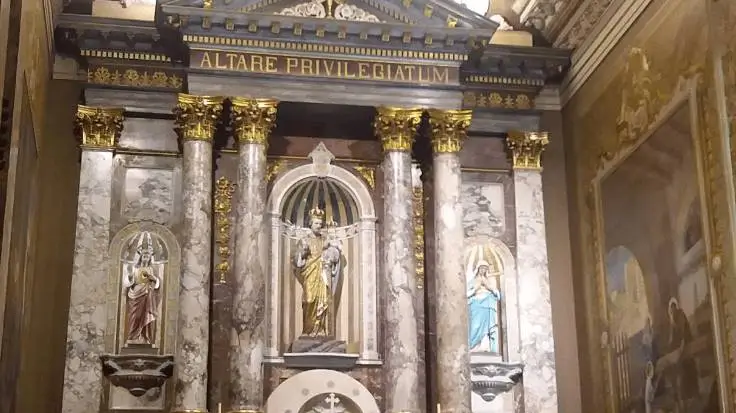La imagen muestra el altar de la Basílica de San José de Flores en Buenos Aires, Argentina. 
