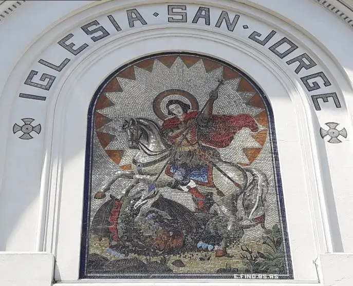 La imagen muestra el mosaico en el pórtico de la Catedral Ortodoxa San Jorge en Buenos Aires, Argentina.