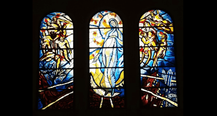 Del templo solo se rompieron los vitrales de origen francés.
