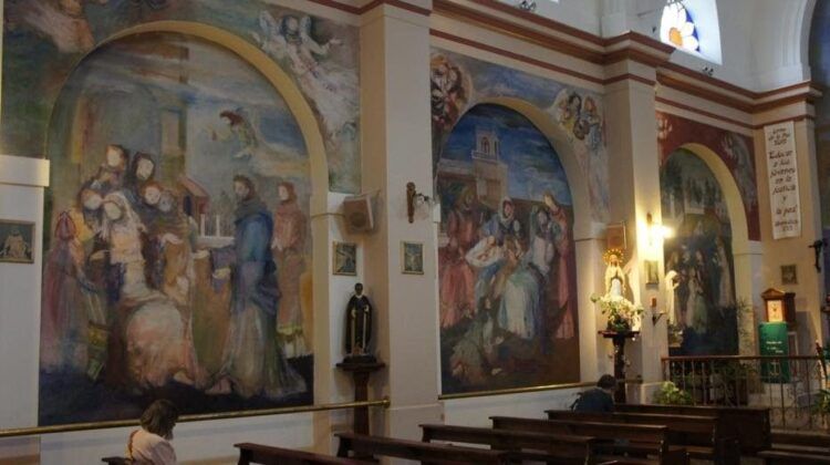 La imagen muestra el interior de la Capilla Santa Ana en Glew, Argentina, famosa por los frescos del artista Raúl Soldi. 