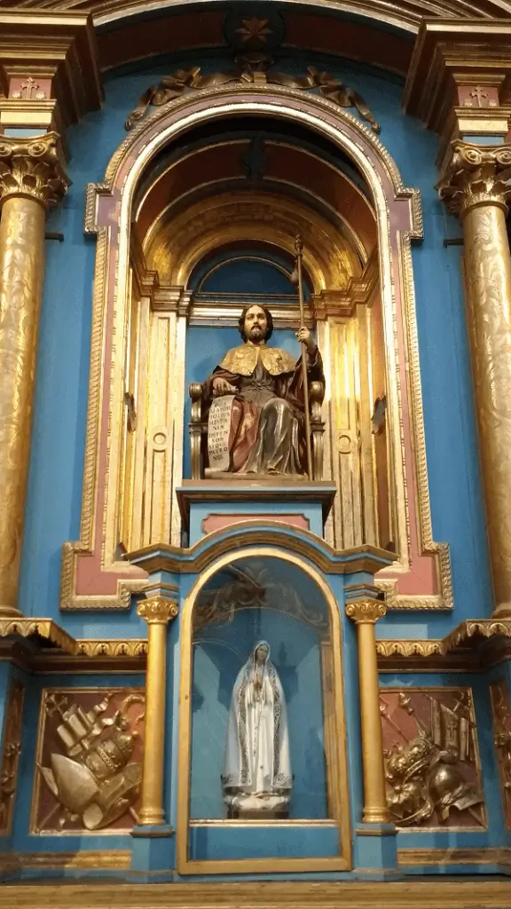 Esta es la imagen del Retablo de Santiago Apóstol, situado dentro de la iglesia de San Ignacio de Loyola en Buenos Aires, Argentina.La escultura principal de Santiago Apóstol fue realizada por el artista gallego José Ferreiro alrededor de 1760.Debajo de la figura de Santiago, en una urna de vidrio, se encuentra una imagen de Nuestra Señora del Carmen.