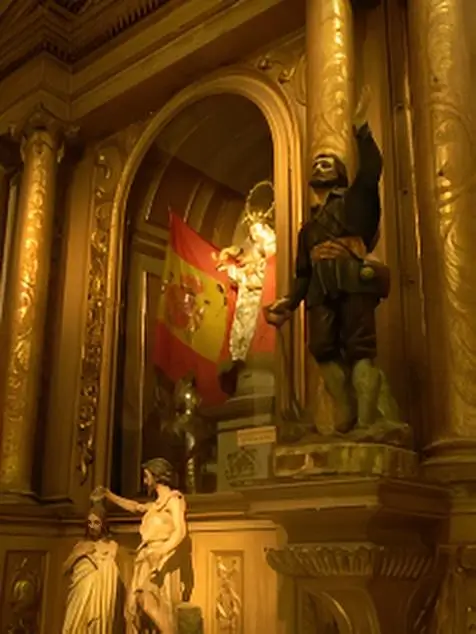 Esta imagen muestra el retablo de la Virgen de Covadonga dentro de la Parroquia San Ignacio de Loyola en Buenos Aires.La estatua representa a la Virgen, acompañada por una figura a sus pies que representa al Rey Pelayo.