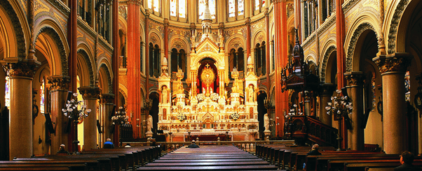 Interiores de iglesia en Buenos Aires con detalles arquitectónicos impresionantes.