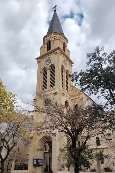 La torre de la iglesia pertenece a la Parroquia Santa Clara en el barrio de Flores de la Ciudad Autónoma de Buenos Aires. 