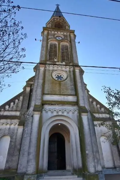 La imagen muestra la Iglesia San Juan Bautista, ubicada en Roque Pérez, Provincia de Buenos Aires, Argentina. 