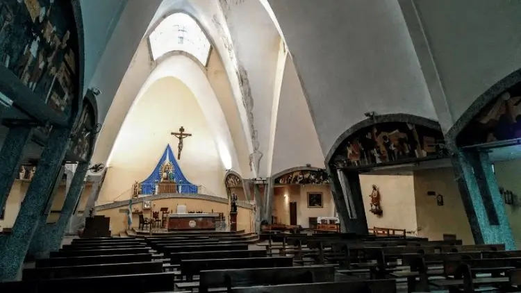 La imagen muestra el interior de la Parroquia Nuestra Señora de la Divina Providencia en Buenos Aires, Argentina