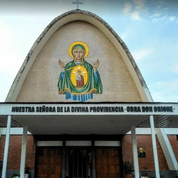 La imagen muestra la fachada de la Parroquia Nuestra Señora de la Divina Providencia - Obra Don Orione