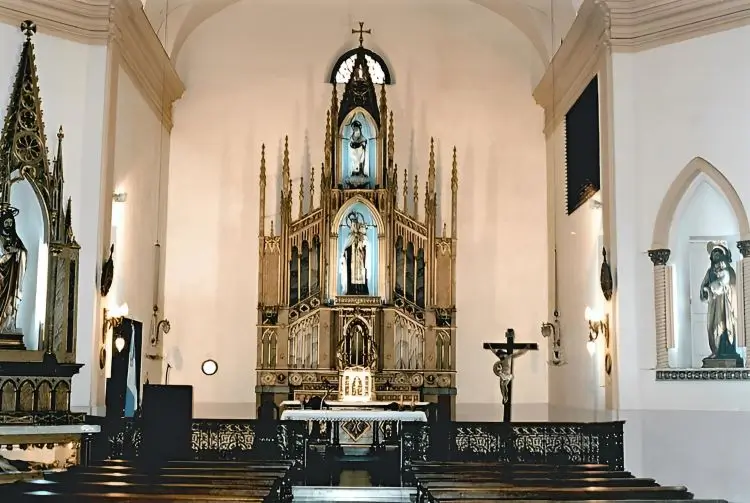 La imagen muestra el altar mayor de la Iglesia y Monasterio Santa Teresa de Jesús en Buenos Aires, Argentina