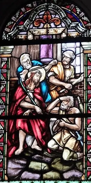 La imagen muestra vitrales, que son ventanas de vidrio de colores que representan escenas religiosas