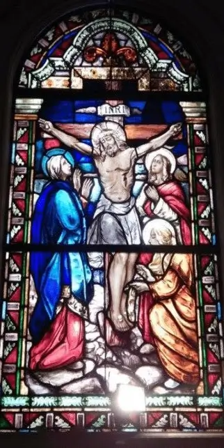La imagen muestra vitrales de la parroquia Asunción de la Santísima Virgen, que son ventanas de vidrio de colores que representan escenas religiosas