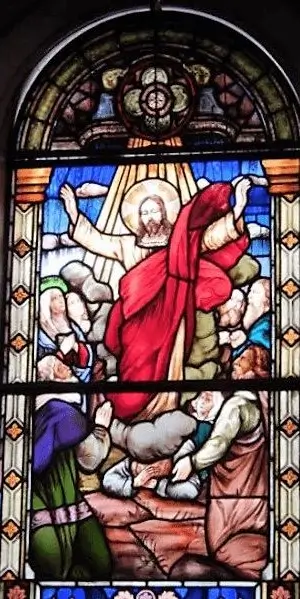 La imagen muestra vitrales de la parroquia Asunción de la Santísima Virgen, que son ventanas de vidrio de colores que representan escenas religiosas