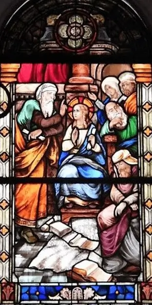 La imagen muestra vitrales, que son ventanas de vidrio de colores que representan escenas religiosas