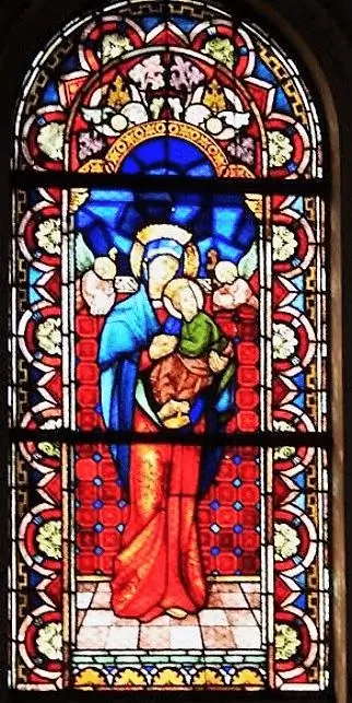 La imagen muestra vitrales, que son ventanas de vidrio de colores que representan escenas religiosas