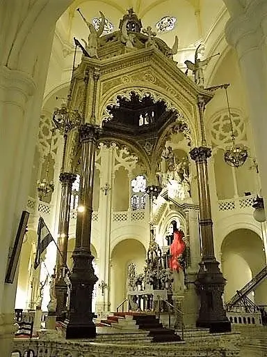 La imagen muestra el interior de la Basílica Nuestra Señora de Buenos Aires, ubicada en el barrio de Caballito. 