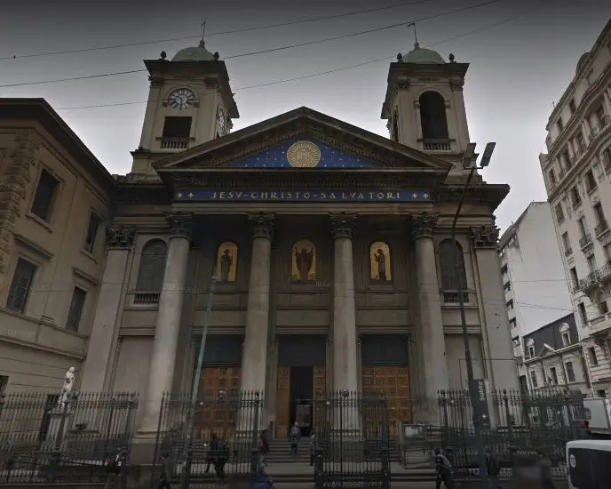 La imagen muestra la Iglesia del Salvador en Buenos Aires, Argentina. 