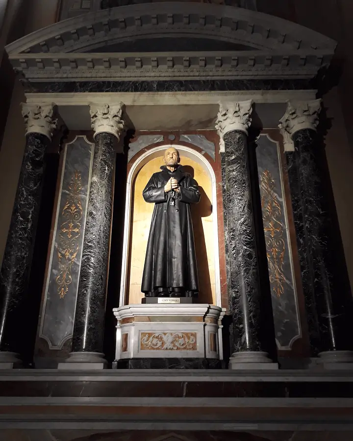 La imagen muestra un altar lateral dentro de la Iglesia del Salvador en Buenos Aires, Argentina. 