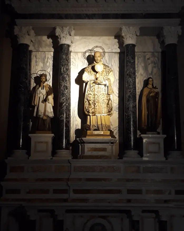 La imagen muestra un altar lateral dentro de la Iglesia del Salvador en Buenos Aires, Argentina. 