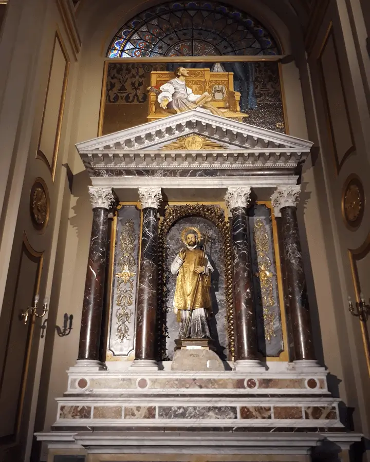 La imagen muestra un altar lateral dentro de la Iglesia del Salvador en Buenos Aires, Argentina. 
