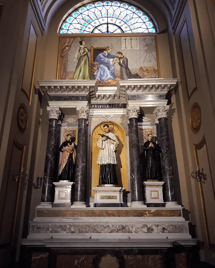 La imagen muestra un altar lateral dentro de la Iglesia del Salvador en Buenos Aires, Argentina. 