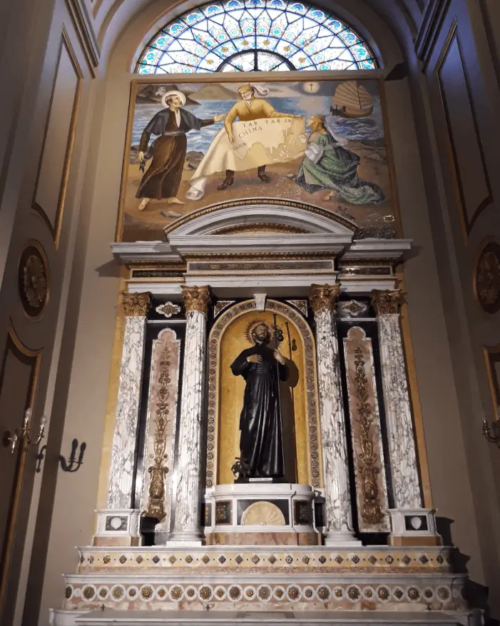 La imagen muestra un altar lateral dentro de la Iglesia del Salvador en Buenos Aires, Argentina. 