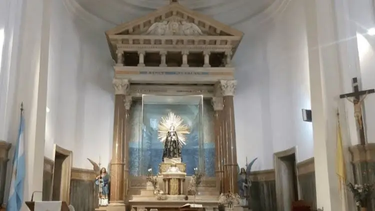 La imagen muestra el interior de la Iglesia Regina Martyrum, un templo católico ubicado en el barrio de Balvanera, Buenos Aires. 