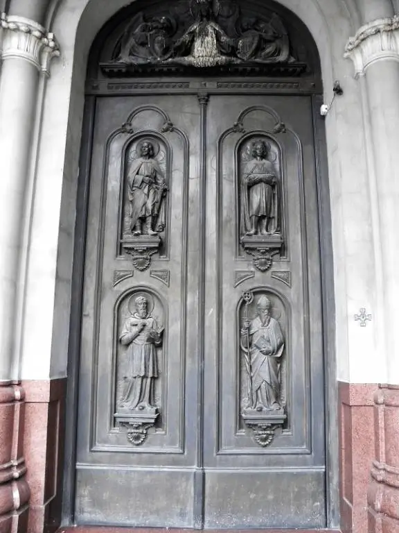 La imagen muestra una puerta de la Basílica Nuestra Señora de Buenos Aires