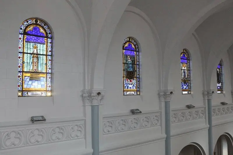 La imagen muestra el interior de la Parroquia Santa Clara de Asís - Iglesia de San José, ubicada en el barrio de Flores, Buenos Aires. 
