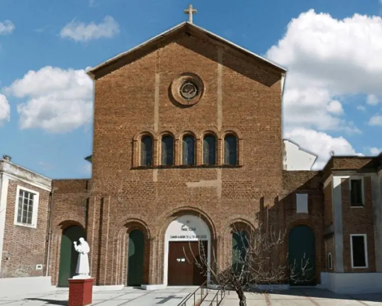 La imagen muestra el frontis de la Parroquia Santa María de los Ángeles es una iglesia católica ubicada en Buenos Aires, Argentina.