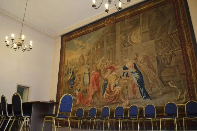 El tapiz de la imagen es "La Adoración de los Reyes Magos", un tapiz flamenco del siglo XVII basado en un cartón de Peter Paul Rubens. 