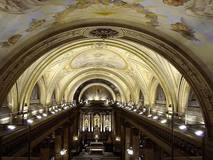La imagen muestra el interior de la Basílica de San José de Flores en Buenos Aires. 