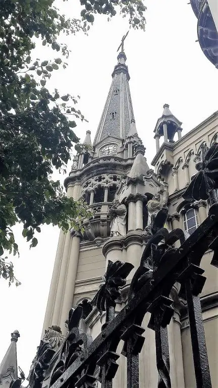 La estructura de la imagen es la Basílica Nuestra Señora de Buenos Aires. 