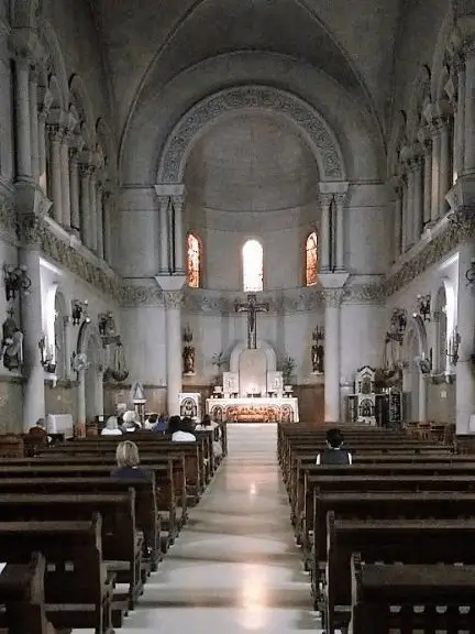 La imagen muestra el interior de la Iglesia Corazón Eucarístico de Jesús en Buenos Aires. 