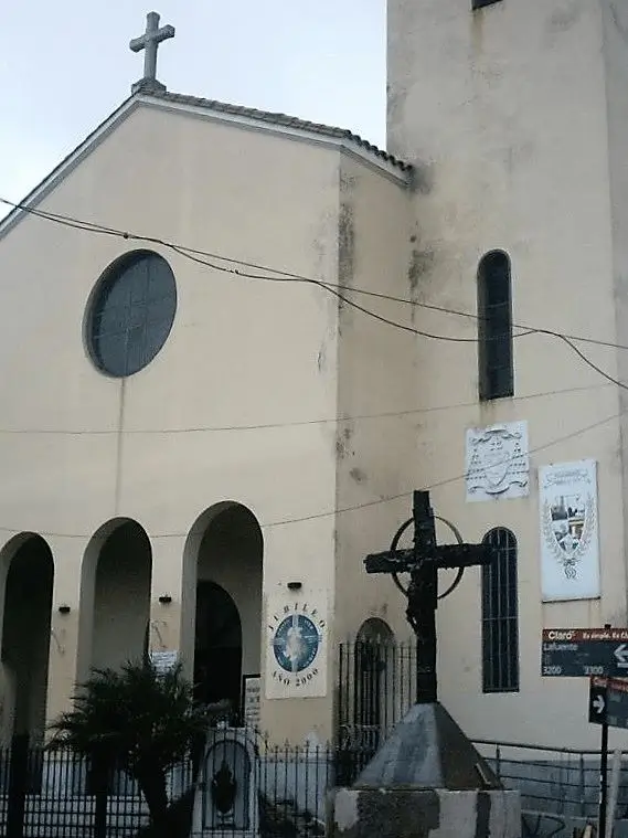 La imagen muestra la Parroquia Cristo Obrero y San Blas, ubicada en Buenos Aires, Argentina. 