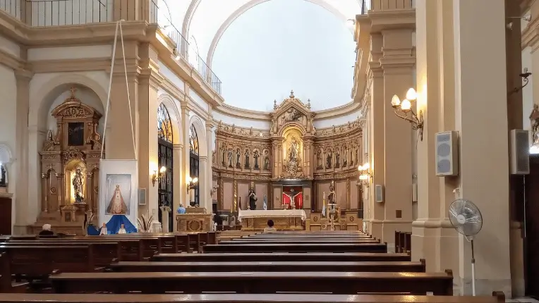 La imagen muestra el interior de la Parroquia Nuestra Señora del Carmelo, ubicada en Buenos Aires.