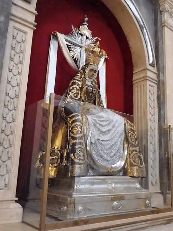La imagen muestra una estatua de la Virgen del Carmen, una advocación de la Virgen María. 
Esta imagen específica se encuentra en el altar mayor de la Parroquia Nuestra Señora del Carmelo en Buenos Aires. 