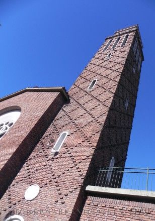 vista de la torre campanario de la parroquia san luis gonzaga
