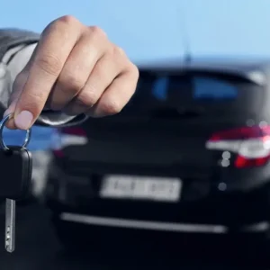 La imagen representa el proceso de entrega de llaves tras contratar un servicio de alquiler de vehículos. as mejores opciones de alquiler de autos sin depósito en Argentina