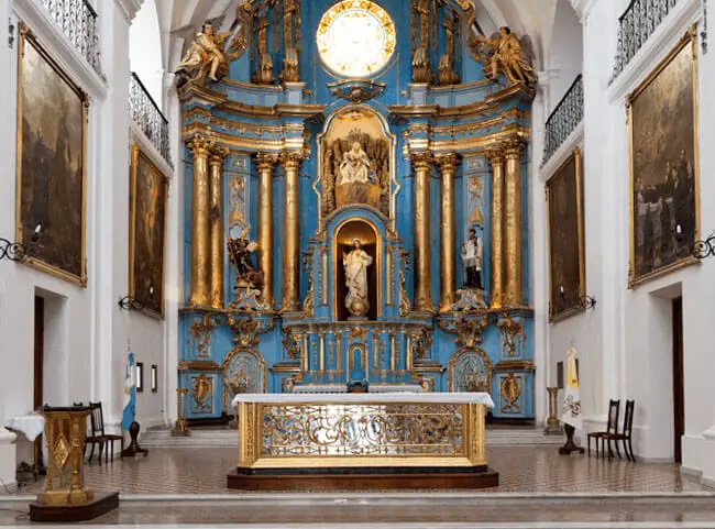 Esta es la Iglesia de San Ignacio de Loyola, ubicada en el casco histórico de Buenos Aires, Argentina.Es considerada la iglesia católica más antigua de la ciudad, consagrada en 1734.El altar mayor, tallado en madera y dorado, data del siglo XVII