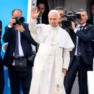 La imagen muestra al papa León XIV bajando de un avión de ITA Airways y saludando a las personas