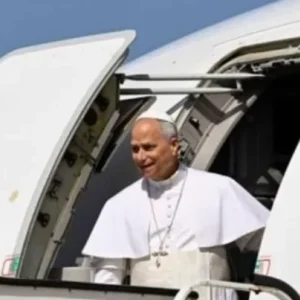 Esta imagen parece mostrar al papa León XIV descendiendo de un avión durante un viaje oficial